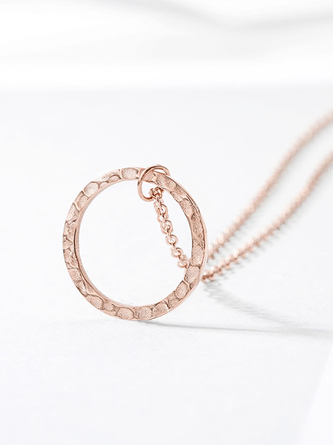 LUXE Organický Náhrdelník s Otevřeným Kroužkem