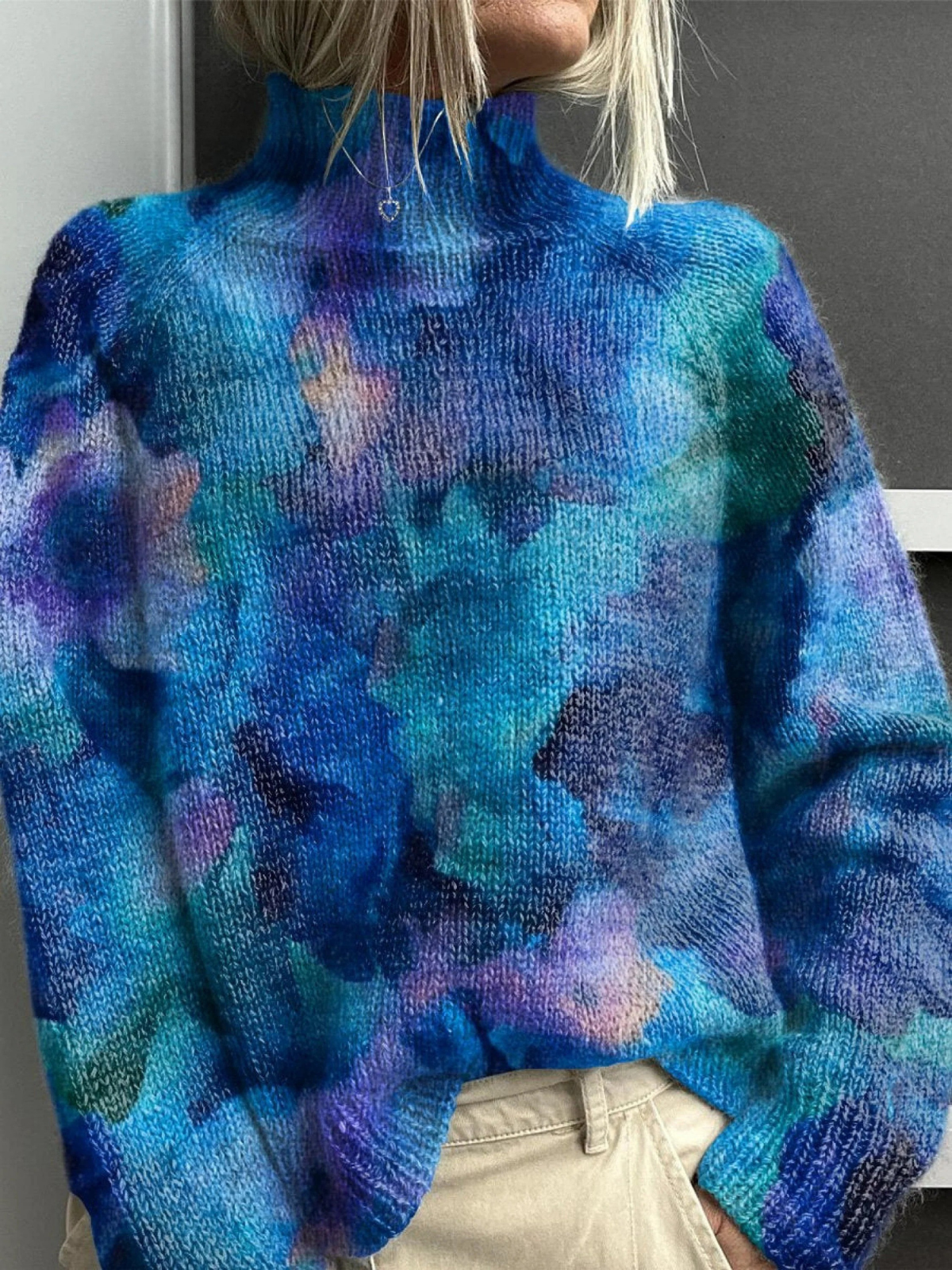 Abstraktní květinový vzor v akvarelu, pletený svetr s rolákem