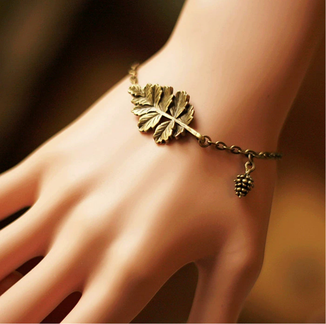 Vánoční ručně vyrobený náramek s perlovou sněhovou vločkou